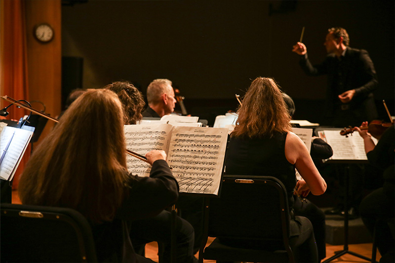 Joseph Hodge leads the Wilmington Community Orchestra